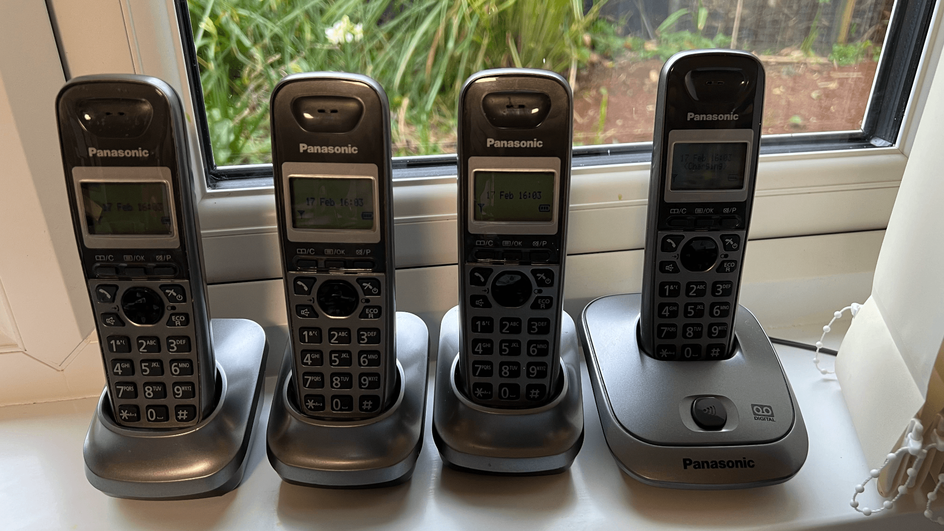 Panasonic KX-TG2521E Digital Cordless Telephone & Answering System - Quad Set